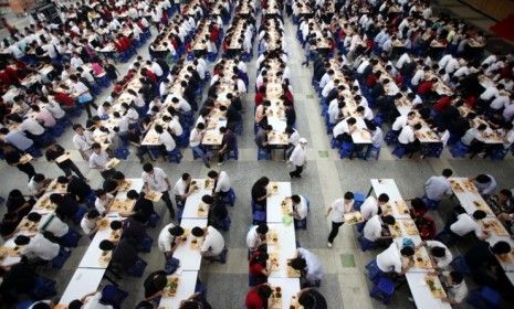 Foxconn employees have lunch in the Shenzhen plant dining hall: Apple has asked the Fair Labor Association to investigate Foxconn&amp;#039;s working conditions.