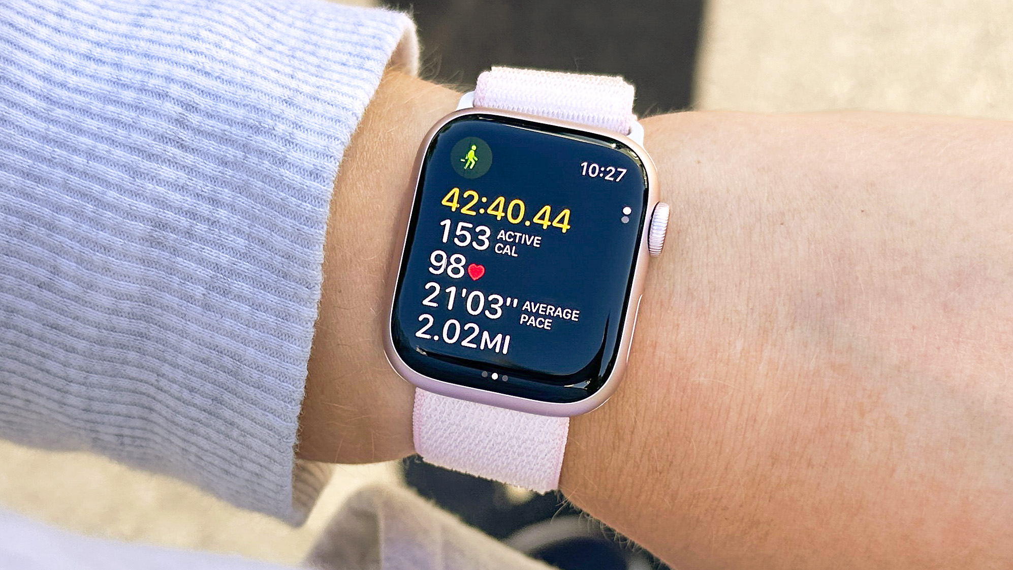 Apple Watch Seri 9 di pergelangan tangan pengguna