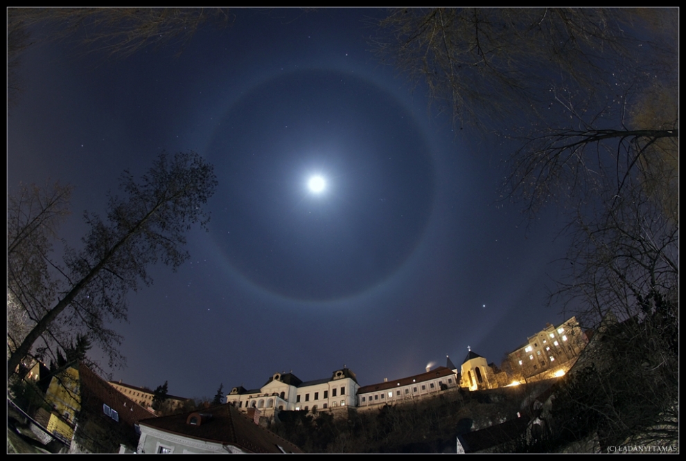 lunar halo skywatching