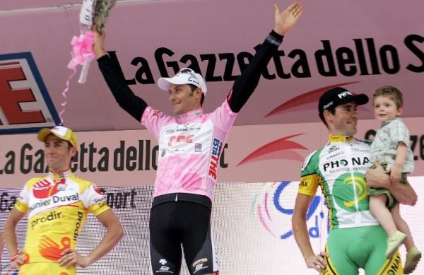 The 2006 Giro d'Italia podium (L-R): Gilberto Simoni, 3rd; Ivan Basso, 1st; Jos&eacute; Enrique Guti&eacute;rrez, 2nd