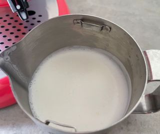 illy X7 espresso machine texturing milk