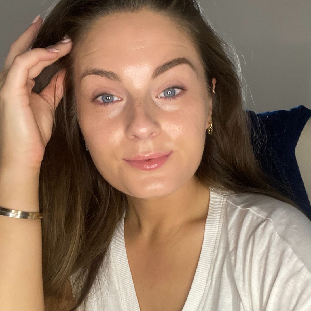 Tori Crowther wearing Victoria Beckham Beauty BabyBlade in Medium Brown