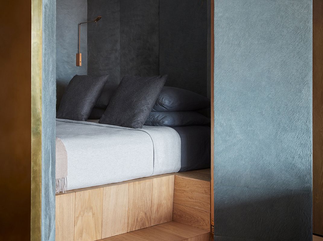 Les designers adoptent une toute nouvelle tendance en matière de chambres à coucher qui rend les petits espaces plus confortables