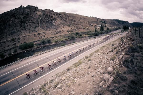 The field gets strung out with the break still minutes up the road.