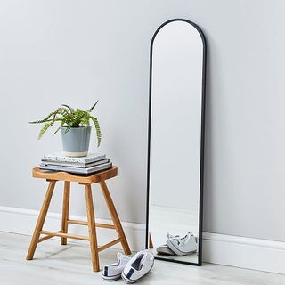 leaner mirror with wooden table