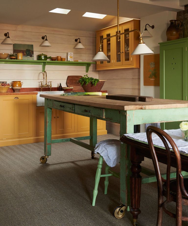 Should you go two-tone with your kitchen cabinets?