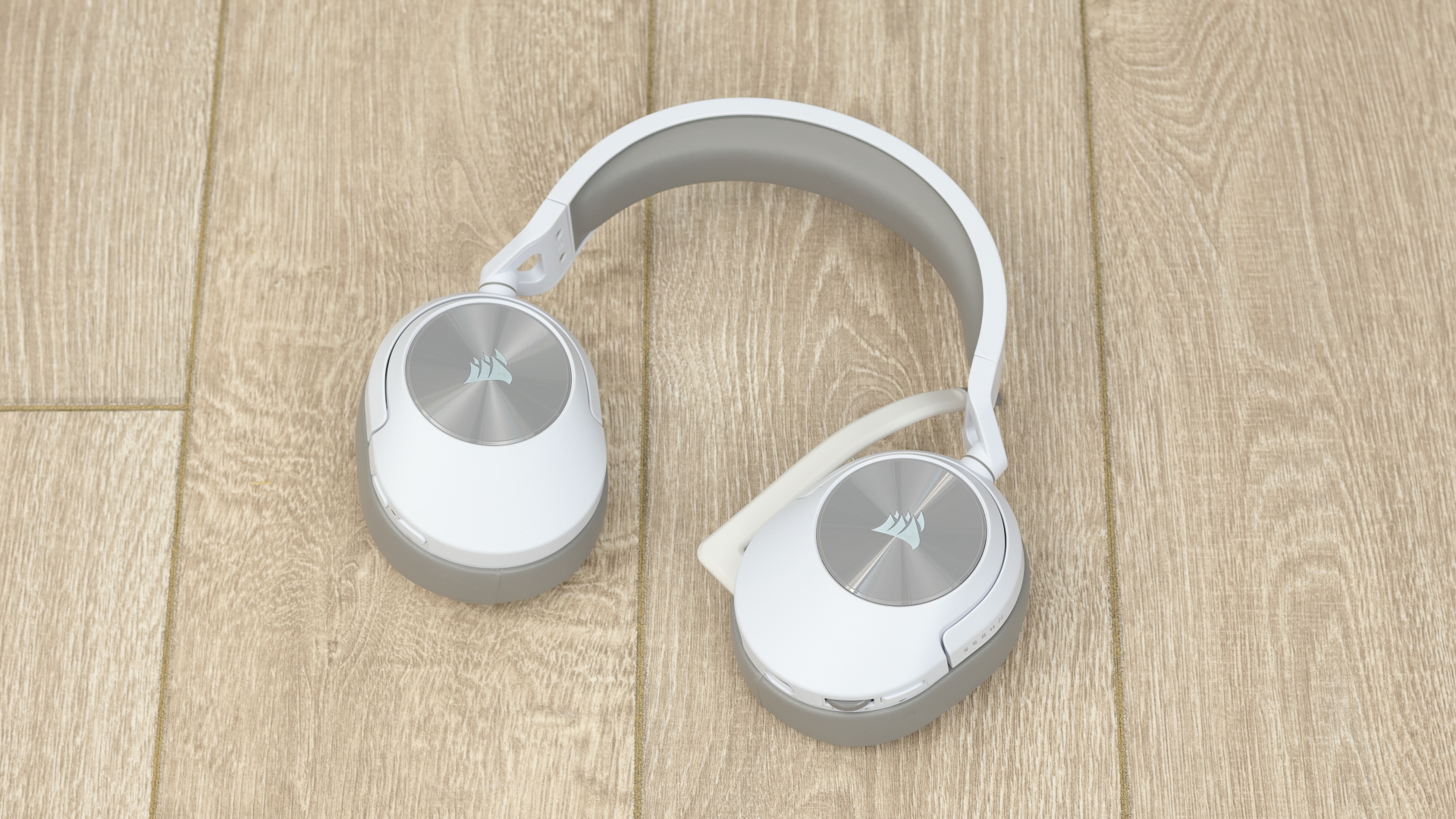 thumbnail interactive-video image 1 of Corsair HS55 WIRELESS Gaming Headset - Dolby Audio 7.1 Surround - White (Open Box) 1 of 6