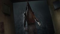 Silent Hill 2 remake screenshot - Pyramid Head standing in the rain