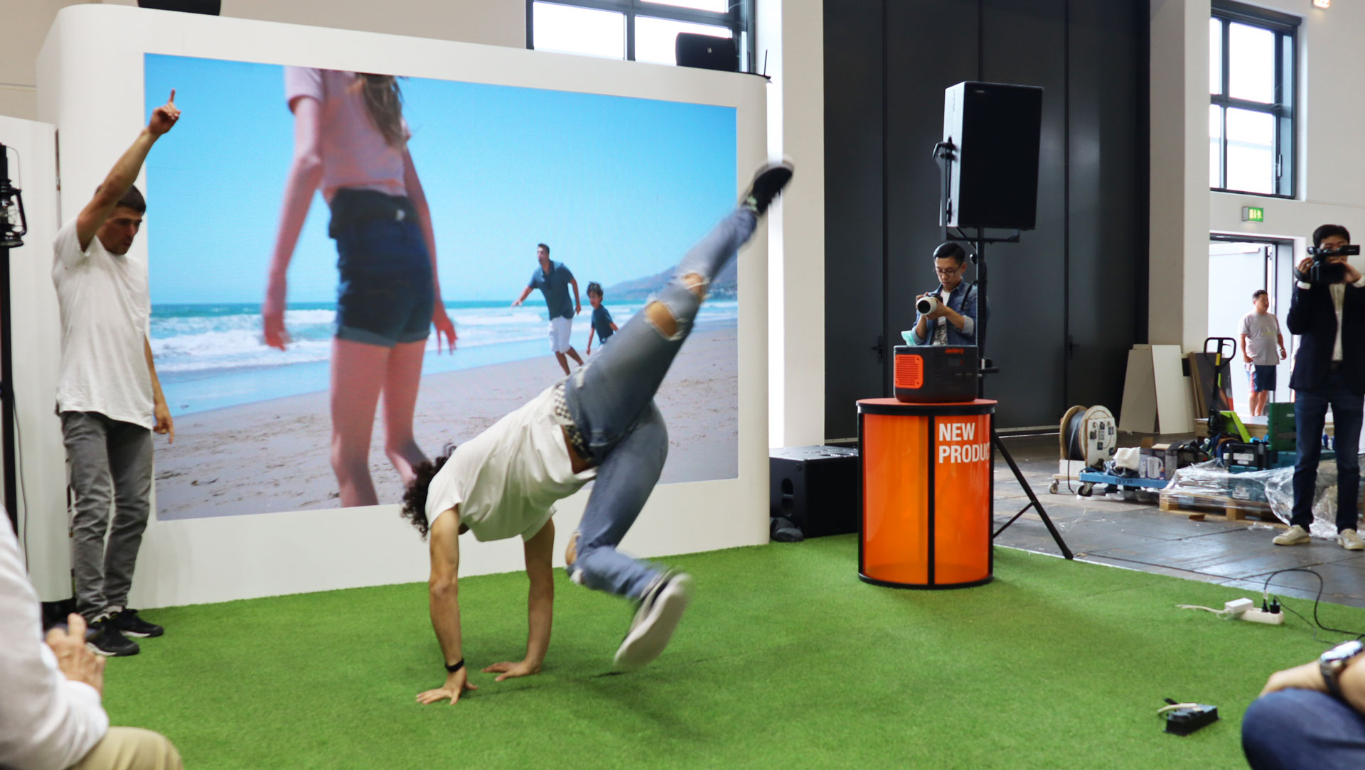 Jackery break dancers at IFA