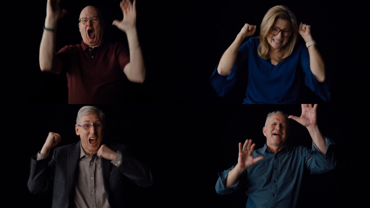 ドキュメンタリー『Deaf President Now!』の中でジェリー・コベル、ティム・ラルス、グレッグ・フリボク、ブリジッタ・ボーン＝フィルは、ギャローデット大学が初の聴覚障害者の学長を任命したことを知ったときの反応を思い出している。