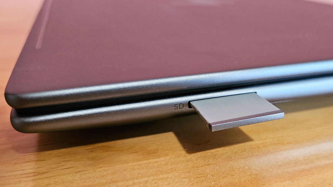 LS-HP ZBook Power G11: side of laptop