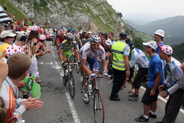 Vladimir Karpets (Team Katusha) climbs ahead of Roman Kreuziger (Liquigas).