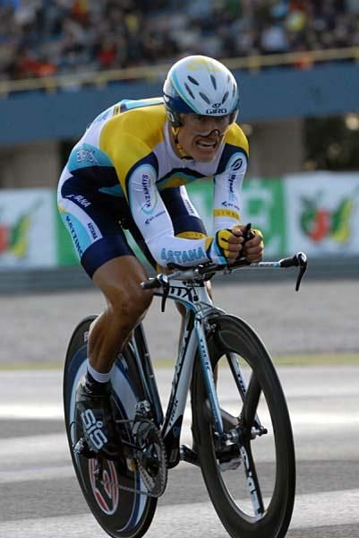 Alexandre Vinokourov (Astana) started as his team's final rider.