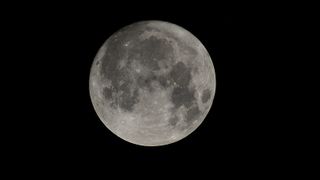 June's Strawberry Moon treats skywatchers to a rare low-riding show