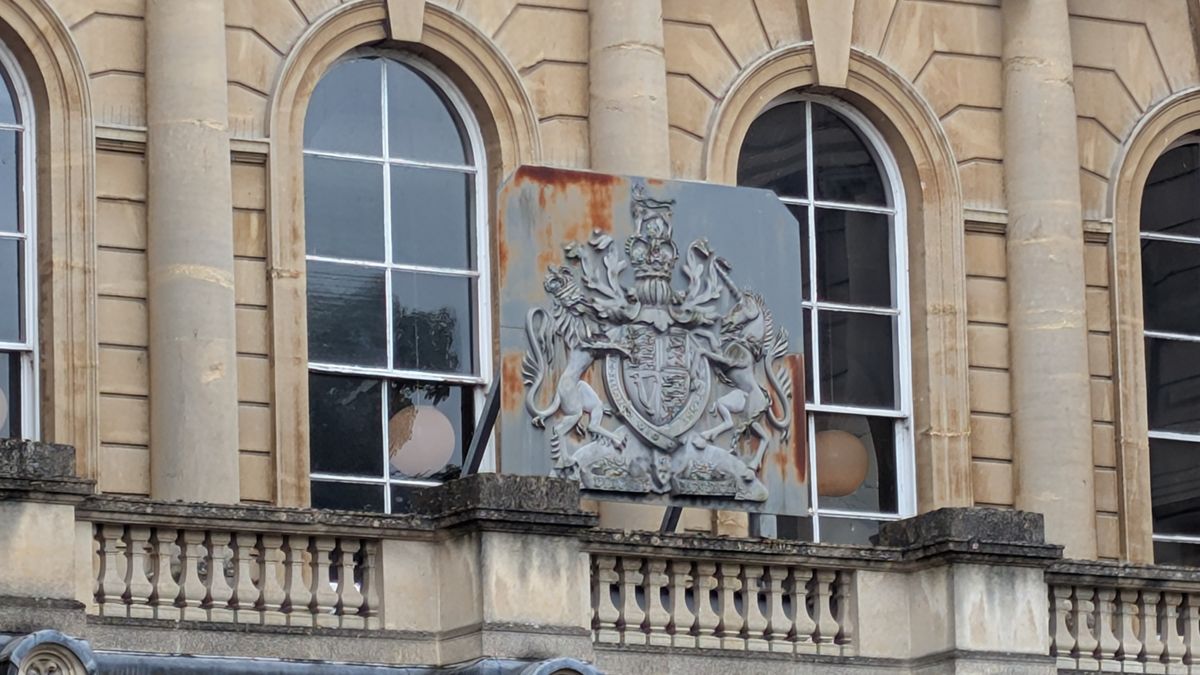 200 photos pixel 9 vs pixel 8a - 8x magnification on Pixel 9