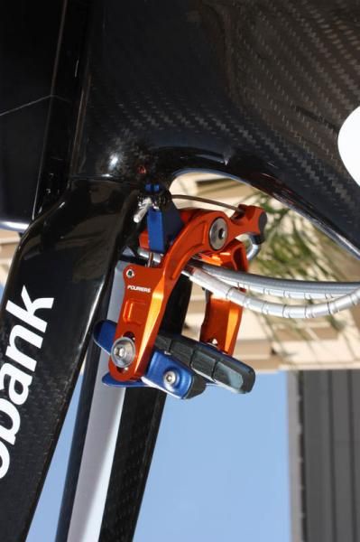 A short supplementary lever arm is used on both brakes to amplify power.
