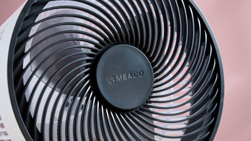 The magnetic circular remote sits on the middle of the fan's grill.