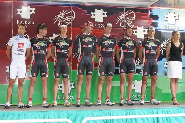 Alejandro Valverde and the rest of the team are presented to the crowd