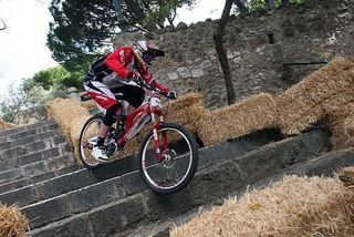 Steve Peat (Santa Cruz Syndicate) on his way to winning the urban downhill at the Lisboa Downtown in 2009.