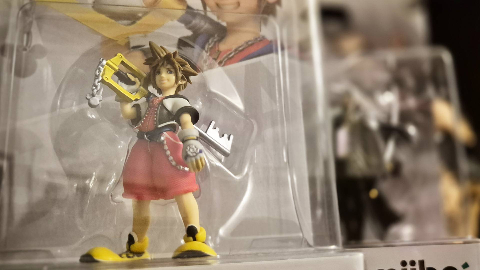 La imagen del amiibo de Sora Kingdom Hearts todavía está en su cuadro a la izquierda, con el amiibo de Sephiroth borroso en el fondo.