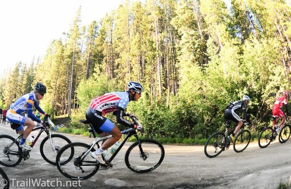 The leaders head up to Sugarloaf Pass.