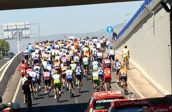 The peloton leaves Granada