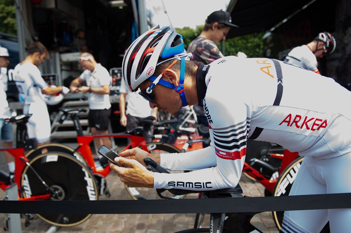 Warren Barguil syncs his phone and computer ahead of the recon
