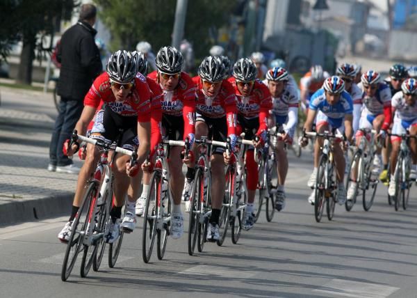 Acqua &amp; Sapone lead out Garzelli in the intermediate sprints