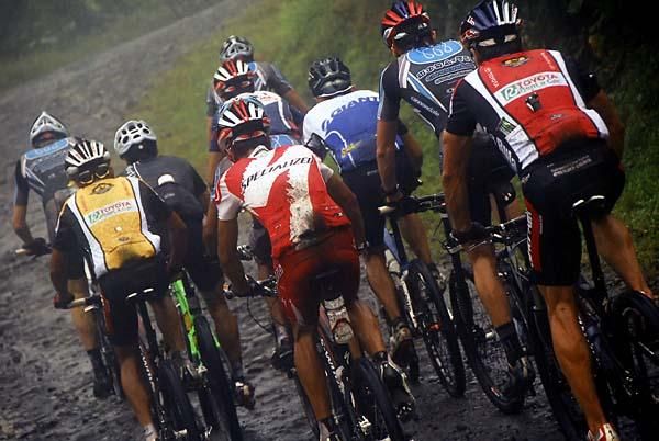 Top racers half-way through a four-kilometer steep ascent.