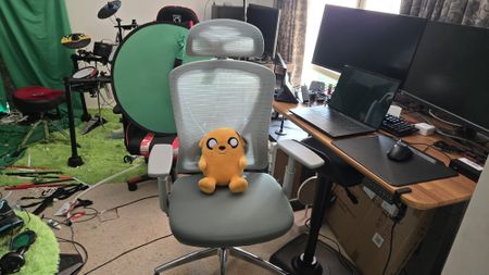 A Boulies EP200 gaming chair in a desk.