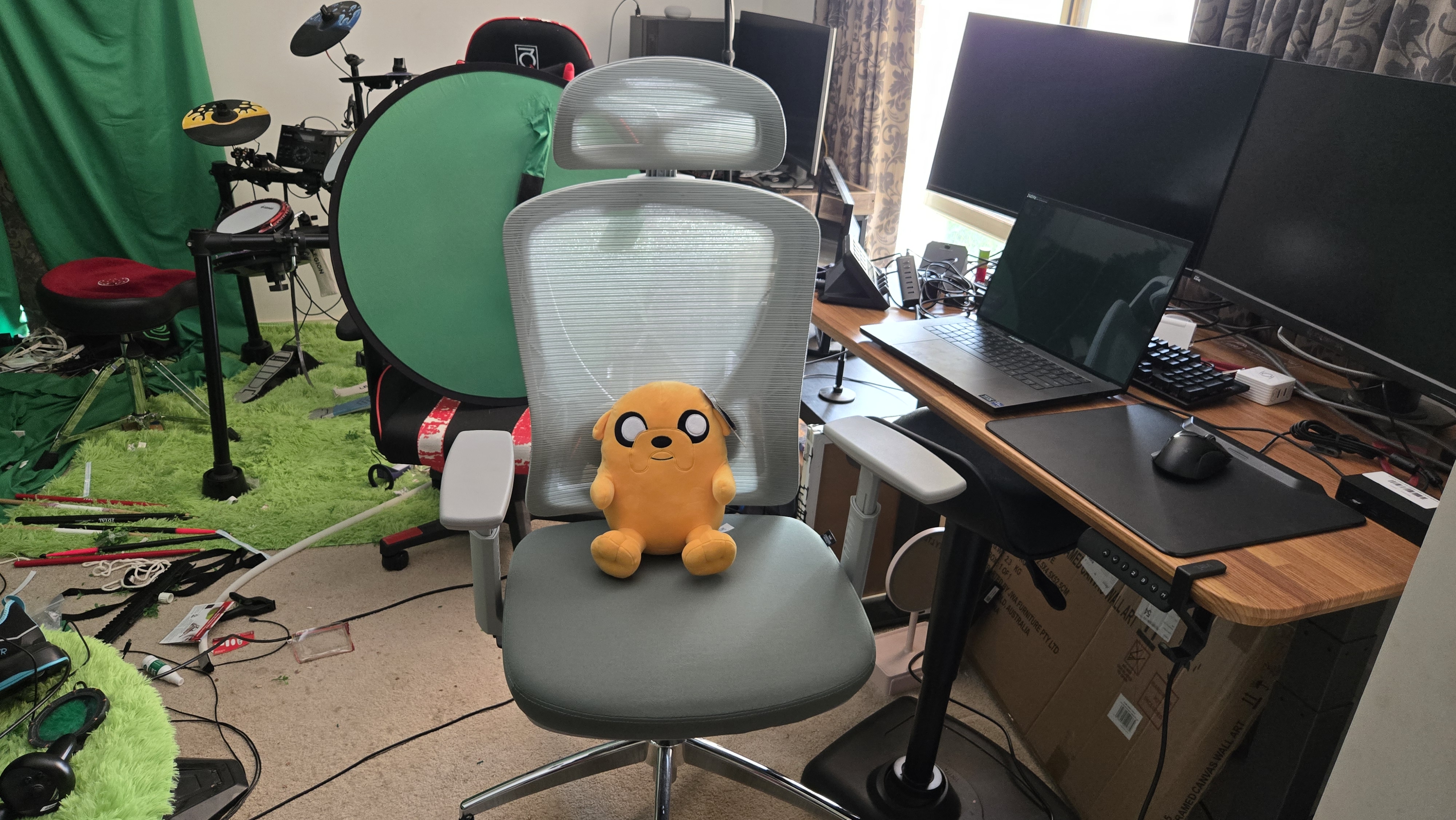 A Boulies EP200 gaming chair in a desk.