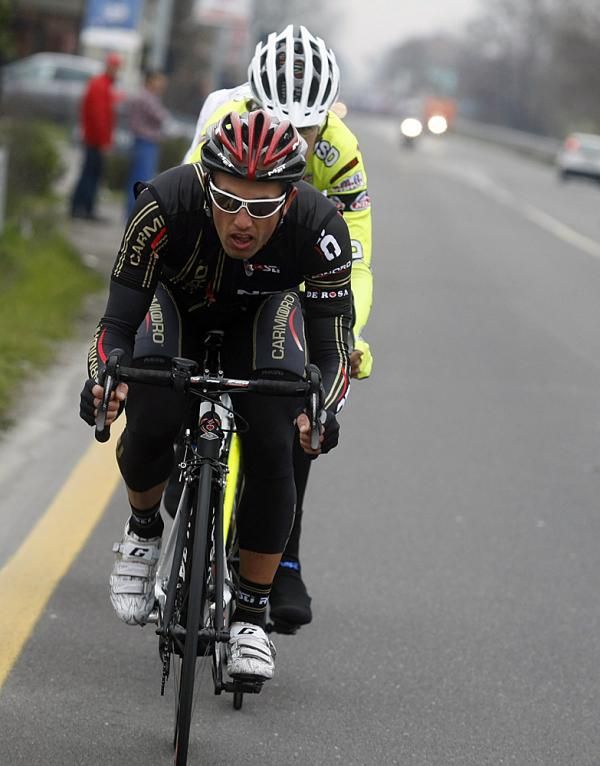 Eddy Ratti (Carmiooro NGC) leads the early breakaway.