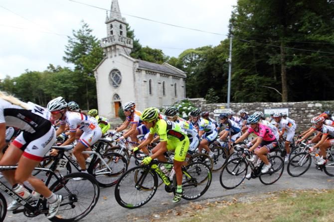 The peloton corners at Chapelle St Anne des Bois