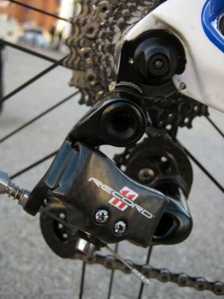 Campagnolo's second-tier Record 11 rear derailleur uses aluminum knuckles instead of Super Record's carbon fiber ones.