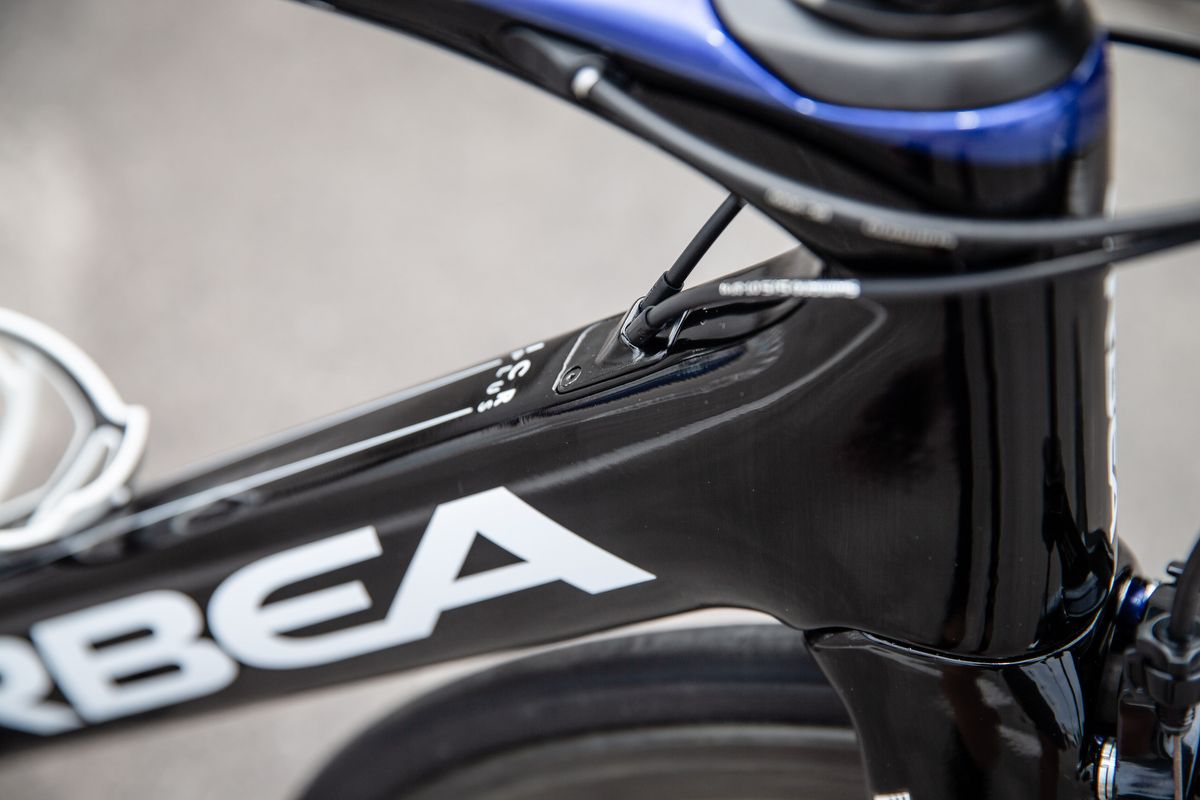 A port at the head of the down tube allows entry for the internal cable routing