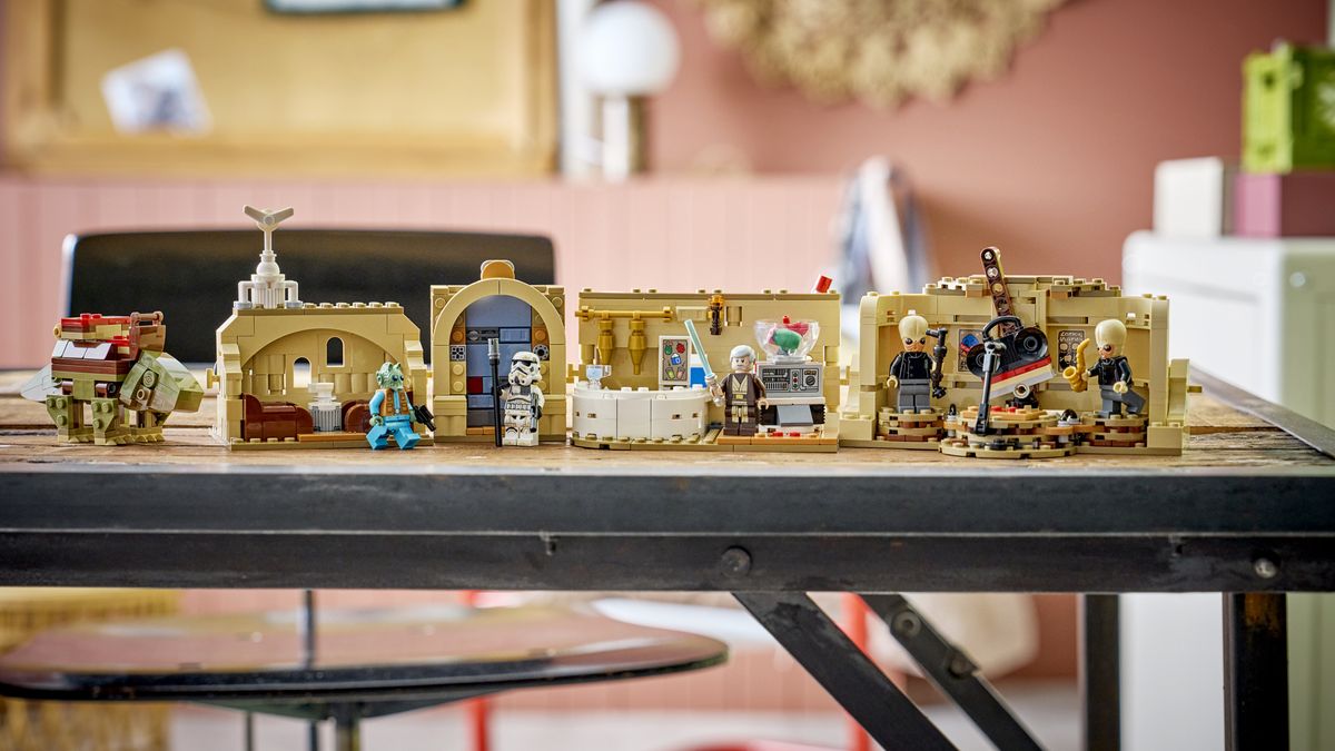 Lego Mos Eisley Cantina and figures laid out on a wooden table