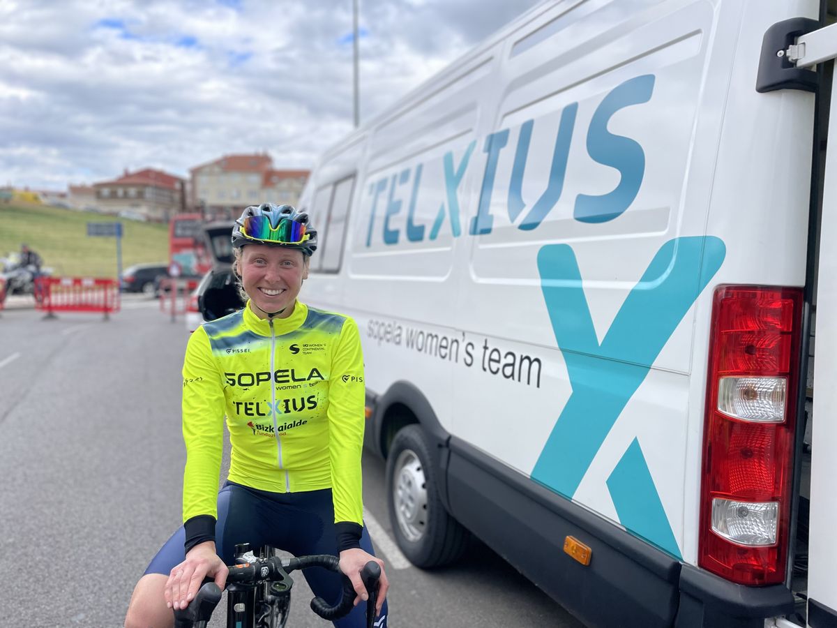 La ciclista estadounidense Alison Morogal da un salto en el WorldTour de La Vuelta Femenina con Sopela