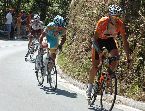 Samuel Sanchez (Euskaltel-Euskadi) pushes the pace with Vinokourov in pursuit.