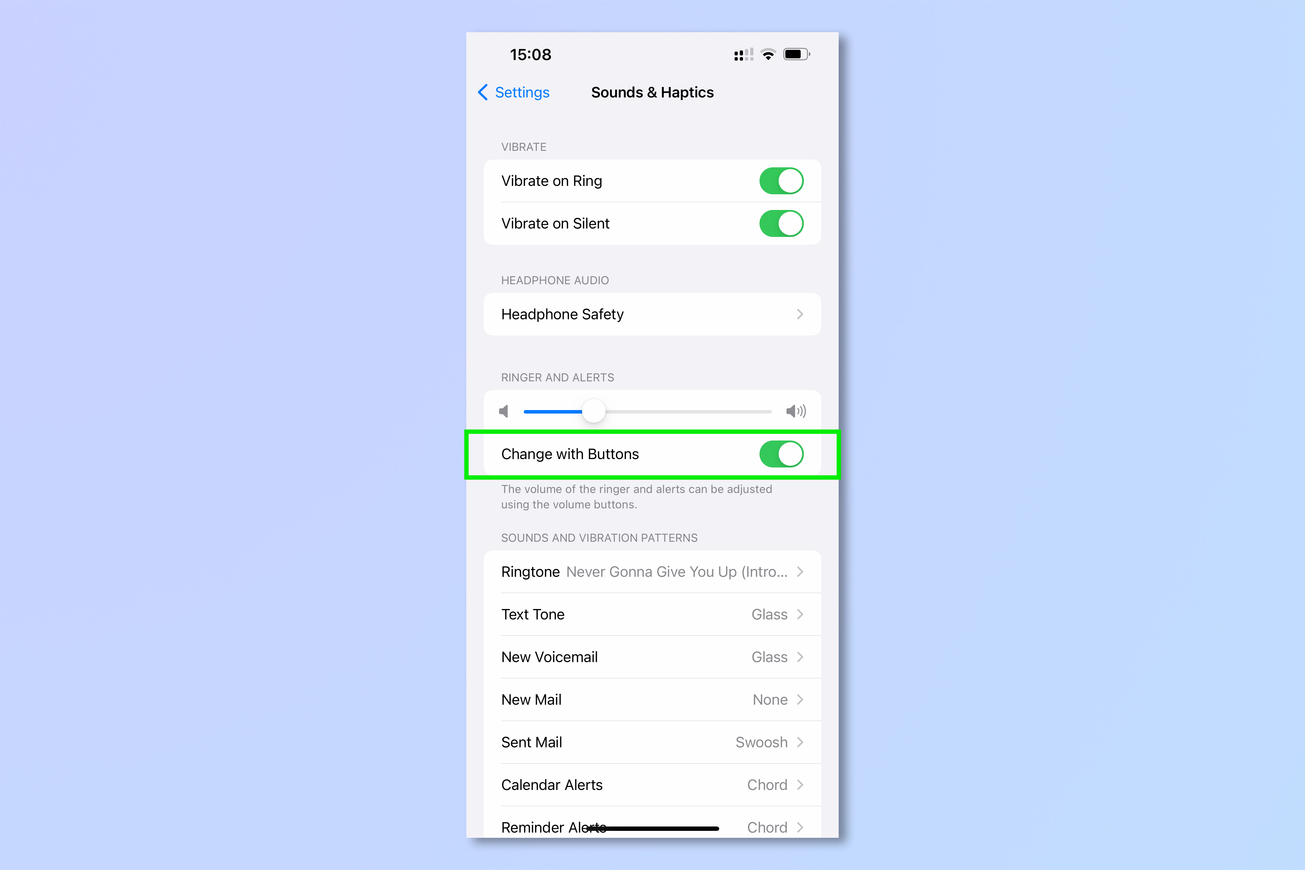 Снимок экрана iPhone, показывающий шаги, необходимые для регулировки громкости звонка твоего iPhone с помощью боковых кнопок