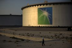 An employee walks past crude oil storage tanks at the Juaymah Tank Farm in Saudi Aramco's Ras Tanura oil refinery and oil terminal in Ras Tanura, Saudi Arabia, on Monday, Oct. 1, 2018. Saudi 
