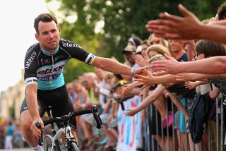 Mark Cavendish high fives the fans