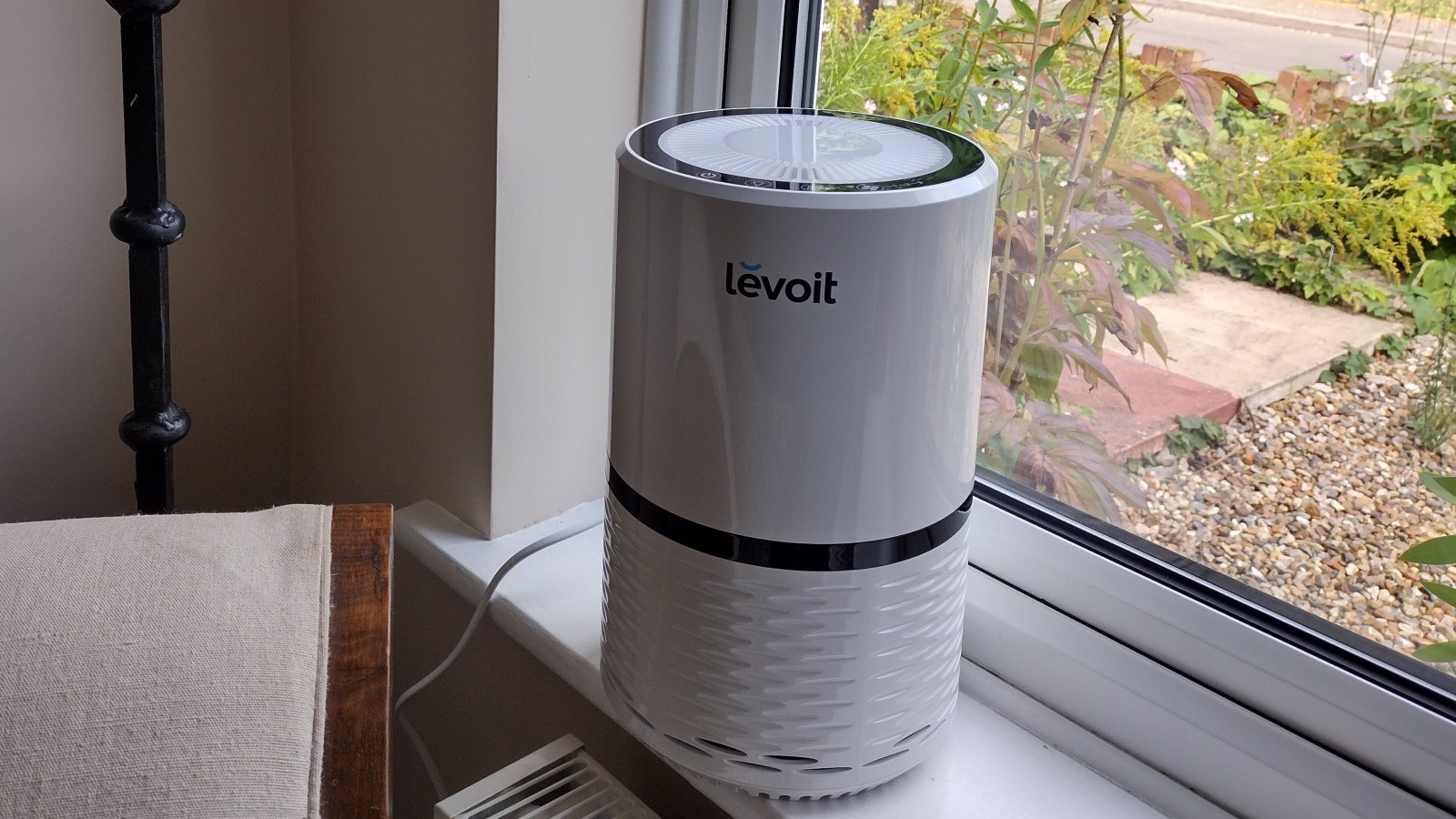 Levoit H132: Image shows the air purifier on a windowsill.