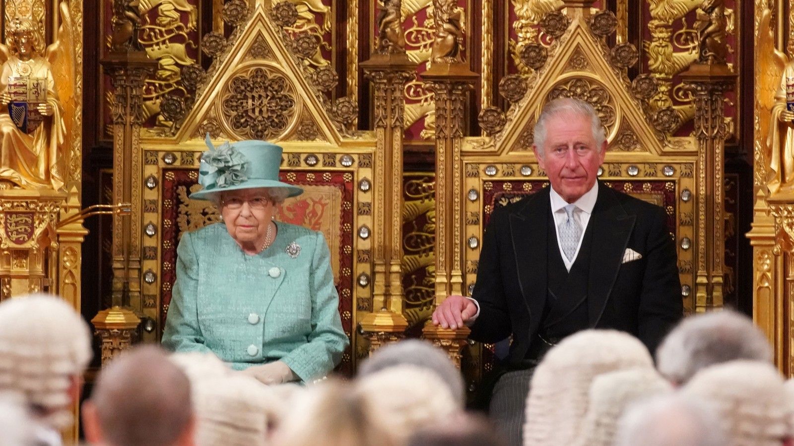 Сколько лет было карлу год. Великобритания Букингемский дворец с королевой. Букингемский дворец трон королевы Елизаветы 2.