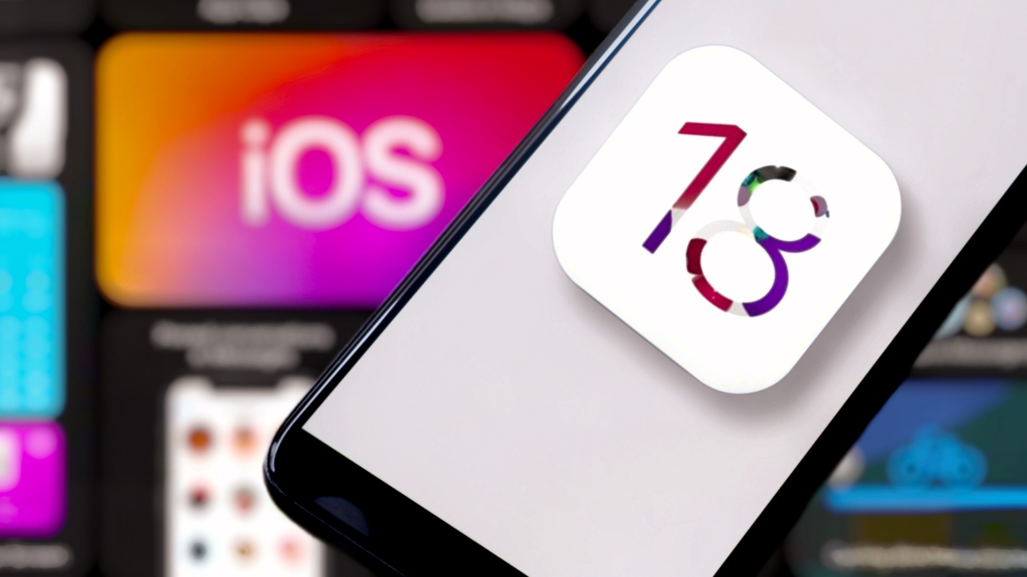 Logo iOS 18 non officiel sur un iPhone