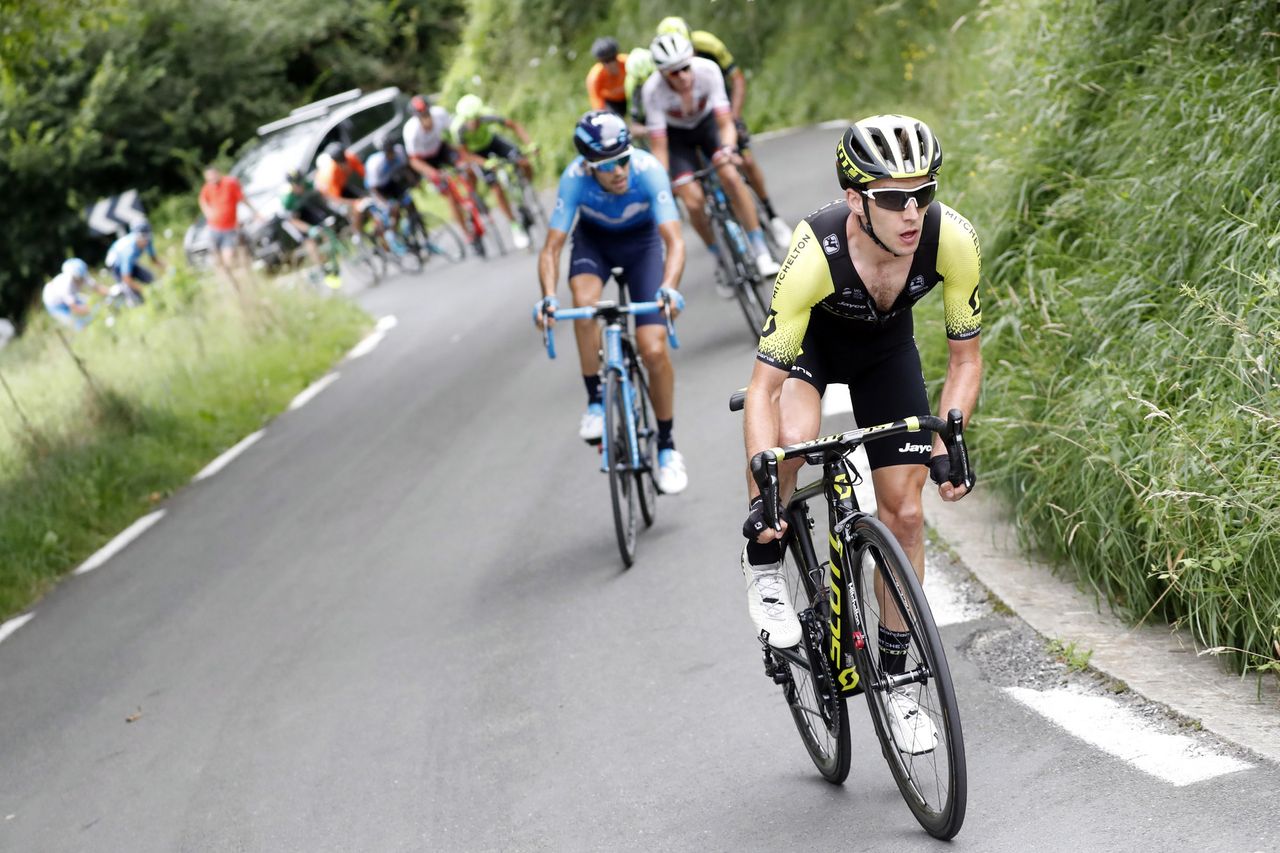 Simon Yates attacks