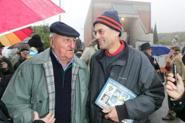 Coppi's former teammate Andrea Correa (left) and journalist Marco Pastonesi at the 2012 commemoration service of Coppi's death