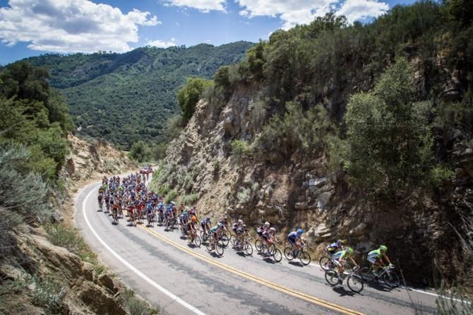 The bunch nears the top of the Mesa Grand climb.