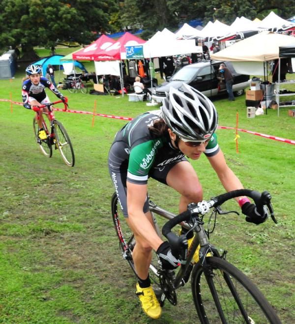 Mary McConneloug (Kenda-Seven-No Tubes) leading Rebecca Wellons.
