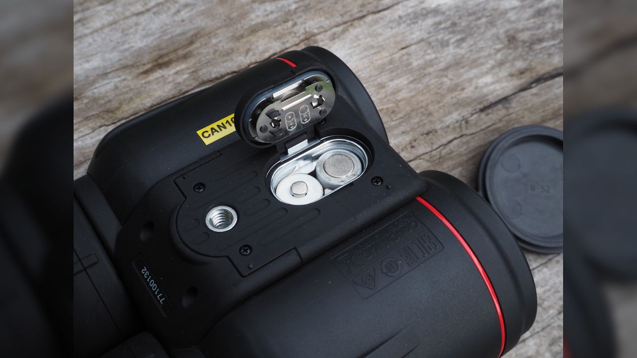 Canon 10x42L IS WP battery slot