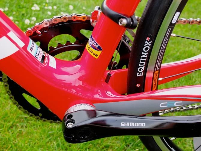 The Impulso has a monocoque carbon frame with a BSA bottom bracket